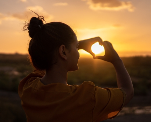woman-doing-hand-heart-sign-1535244